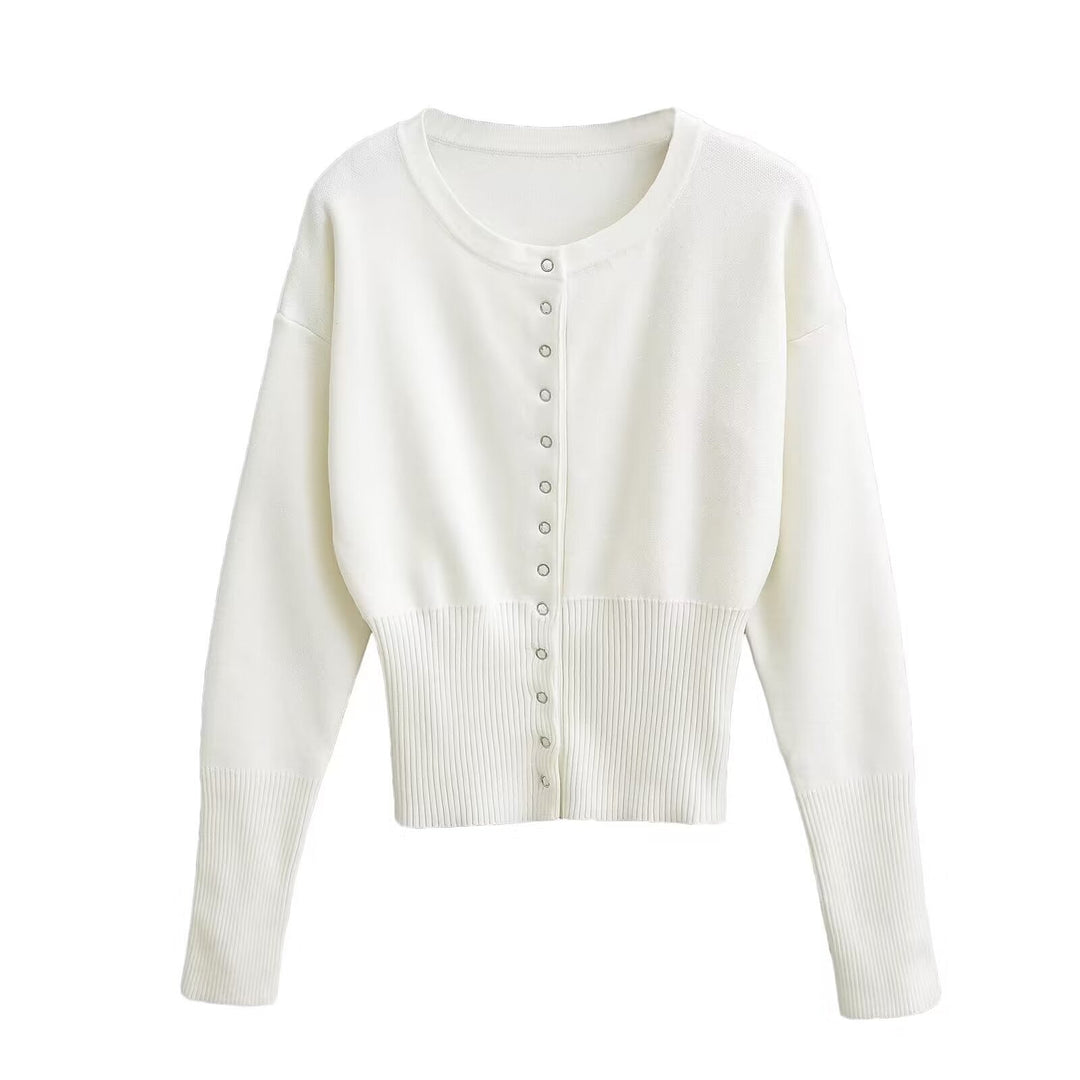 Cardigan femme intemporel, col rond boutonné, idéal pour toute saison. Gilet tricoté élégant et polyvalent.