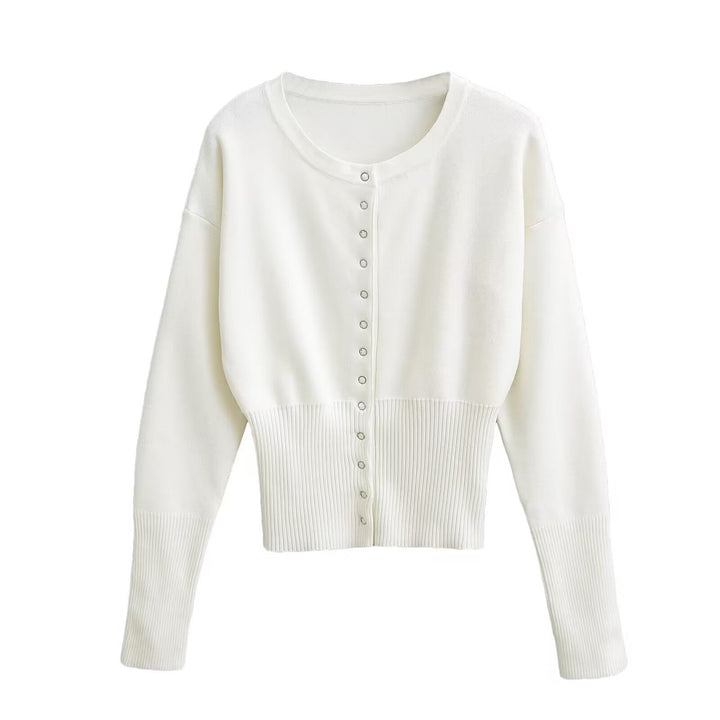 Cardigan femme intemporel, col rond boutonné, idéal pour toute saison. Gilet tricoté élégant et polyvalent.