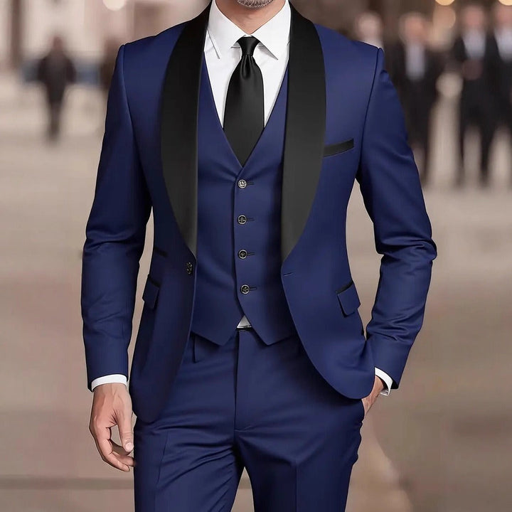 Homme portant un costume 3 pièces décontracté. Tenue formelle chic et confortable, parfaite pour toute occasion.
