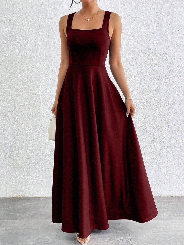 Magnifique robe maxi femme sans manches, encolure carrée. Sa coupe A-line offre élégance et confort pour toute occasion.