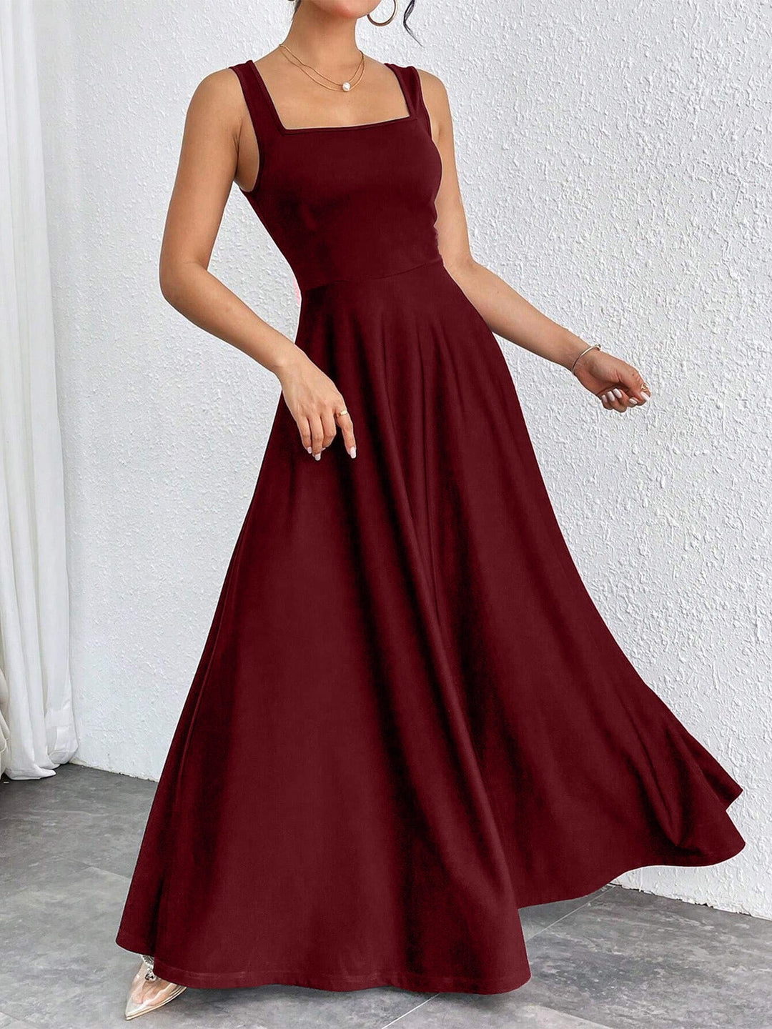 Confortable robe maxi femme à encolure carrée et coupe évasée. Design A-line pour un style estival relax.