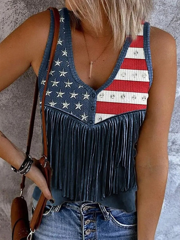 Femme souriante portant un débardeur col V élégant imprimé à boutons, idéal pour l'été casual.