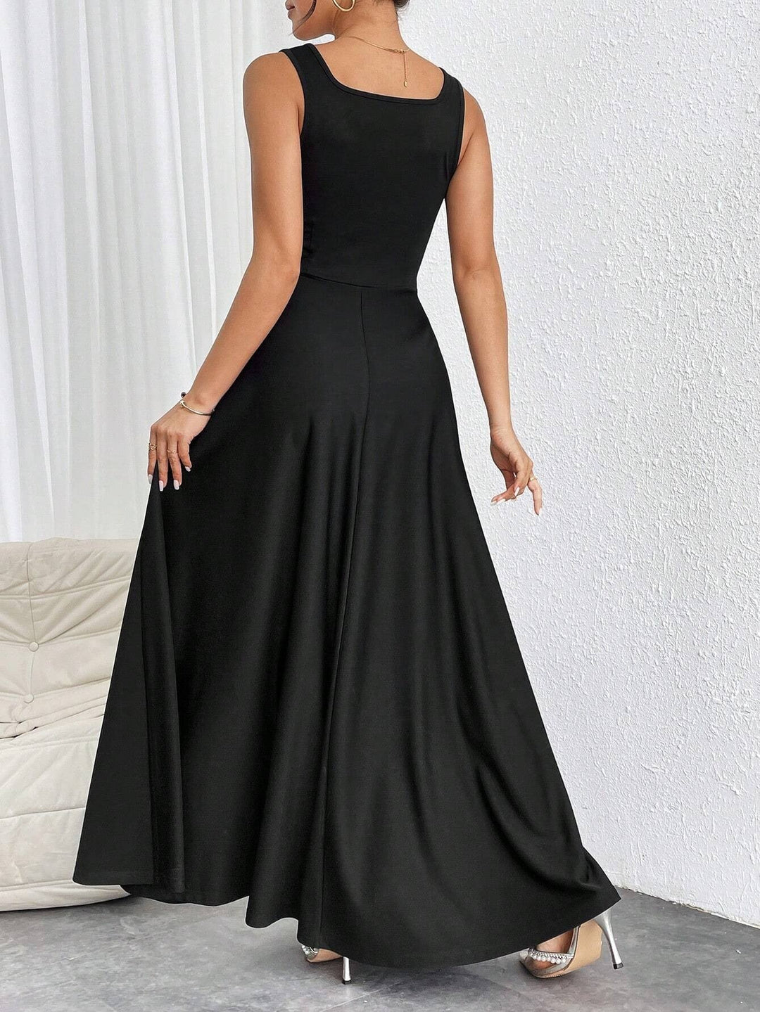 Robe longue femme chic, sans manches, avec bretelles larges. Idéale pour soirées ou tenue casual d'été.