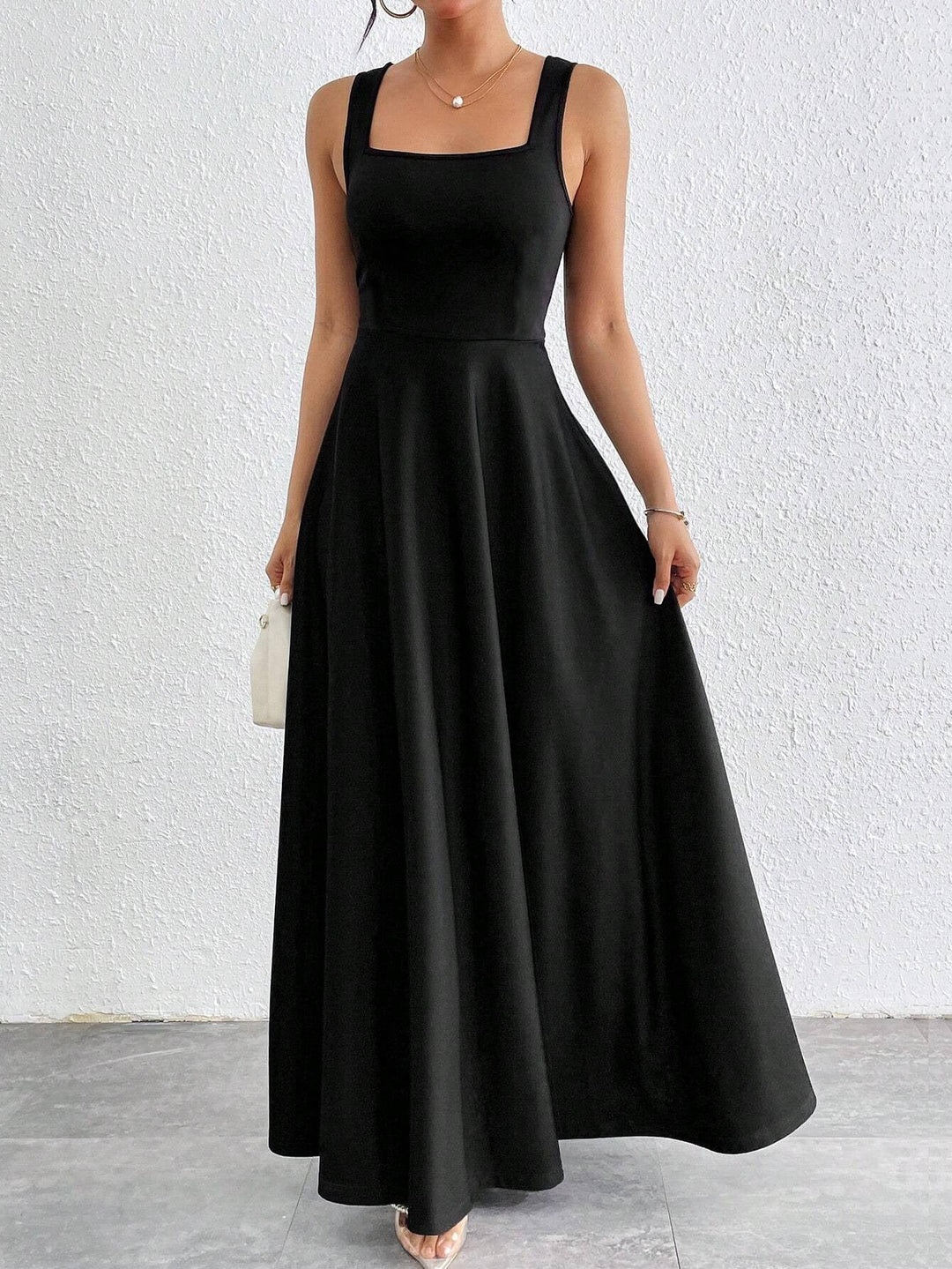 Robe maxi femme élégante à encolure carrée et coupe A-line, parfaite pour le printemps-été.