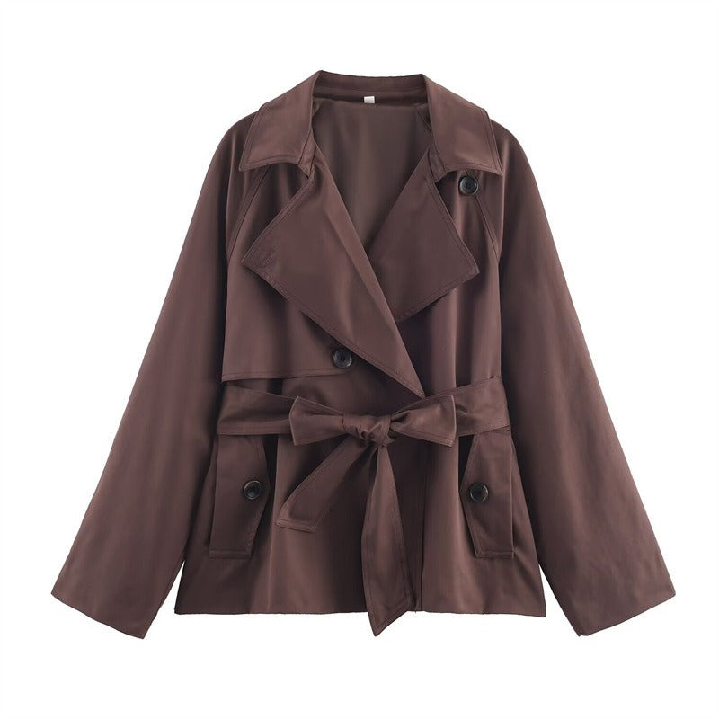 Veste trench femme moderne et intemporelle. Élégance décontractée pour automne-hiver, coupe loose confortable.