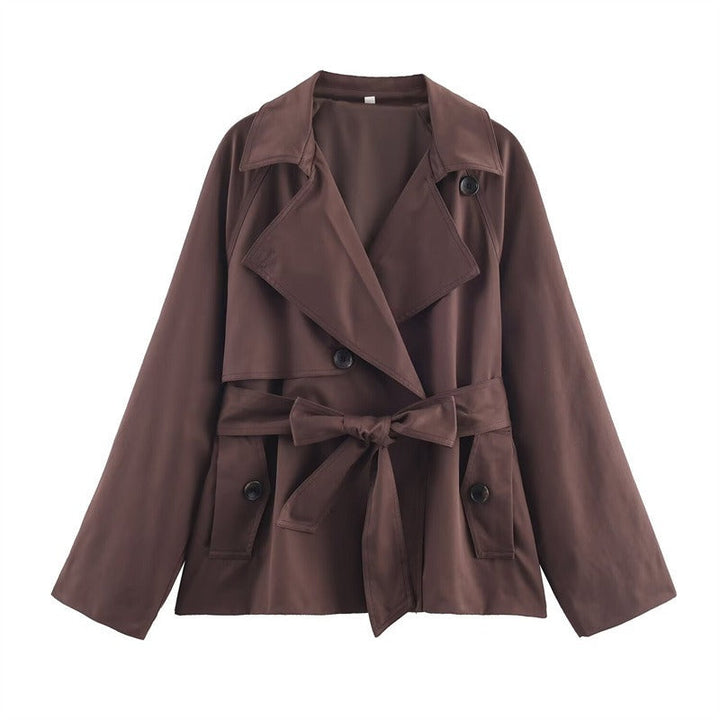 Veste trench femme moderne et intemporelle. Élégance décontractée pour automne-hiver, coupe loose confortable.