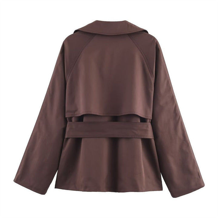 Trench femme élégant avec coupe loose, parfait pour un look chic décontracté automne-hiver. Manteau intemporel.