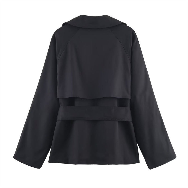 Manteau trench femme court pour automne-hiver, style intemporel. Surcouche élégante pour look chic décontracté.