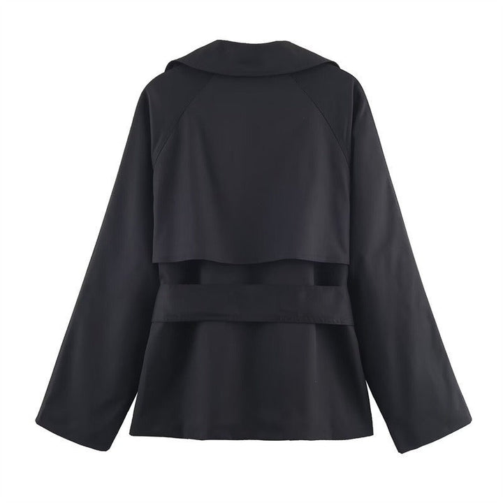 Manteau trench femme court pour automne-hiver, style intemporel. Surcouche élégante pour look chic décontracté.