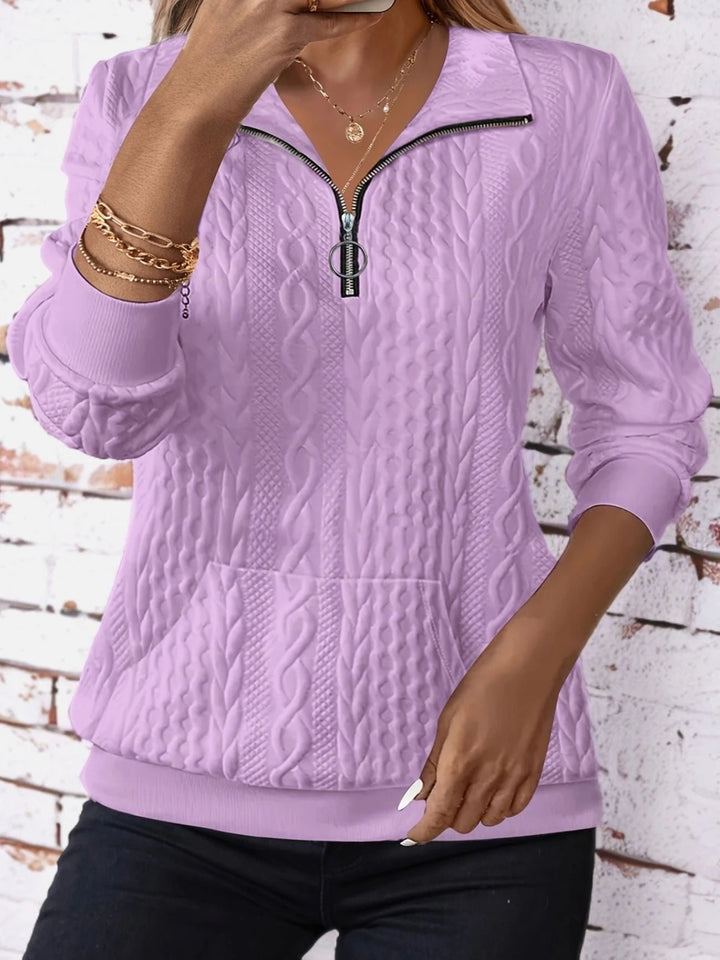 Pull femme tendance automne-hiver. Confortable, en maille texturée avec col zippé. Un essentiel de la mode femme chic.