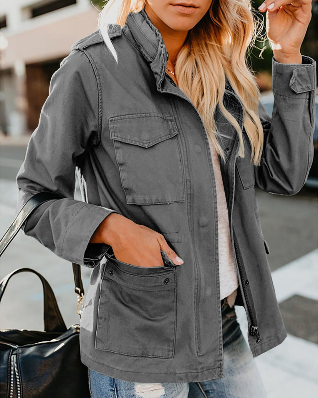 Veste ample femme décontractée à fermeture éclair, style utilitaire chic, parfaite pour la saison automne-hiver.