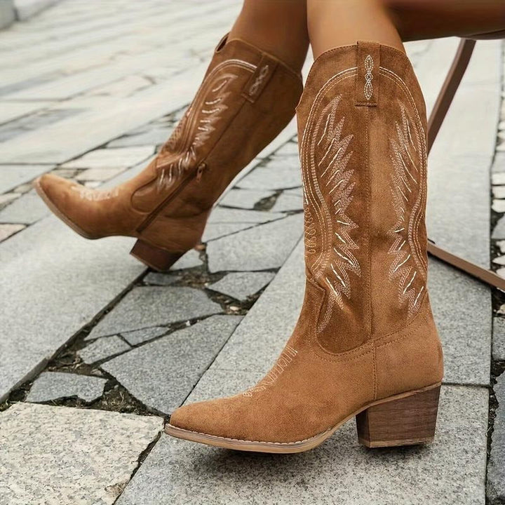 Bottes femme mi-mollet, style western chic avec broderie et talon épais. Chaussures confortables hiver.