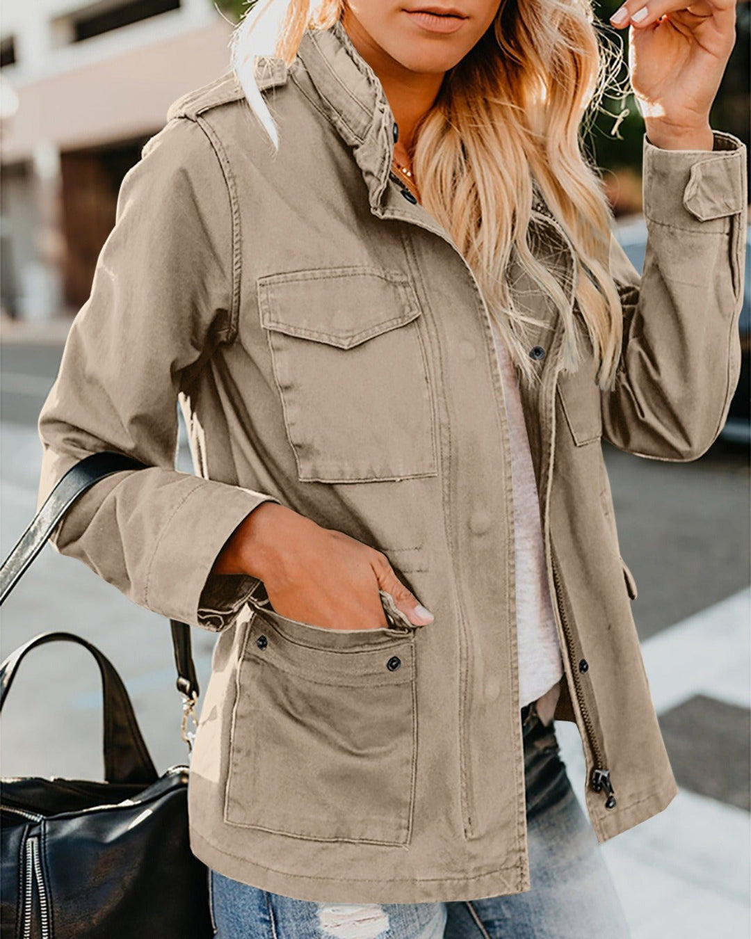 Femme élégante portant une veste utilitaire zippée ample, idéale pour le quotidien et les superpositions d'automne.