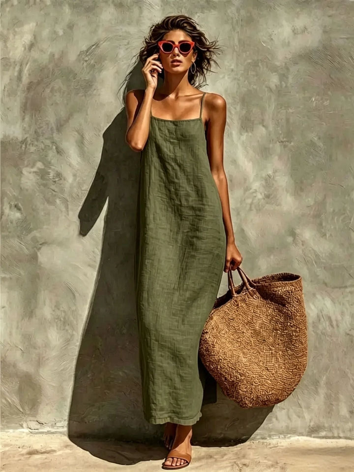 Maxi robe femme à encolure carrée, ample et fluide. Confort optimal et look chic pour la saison chaude.