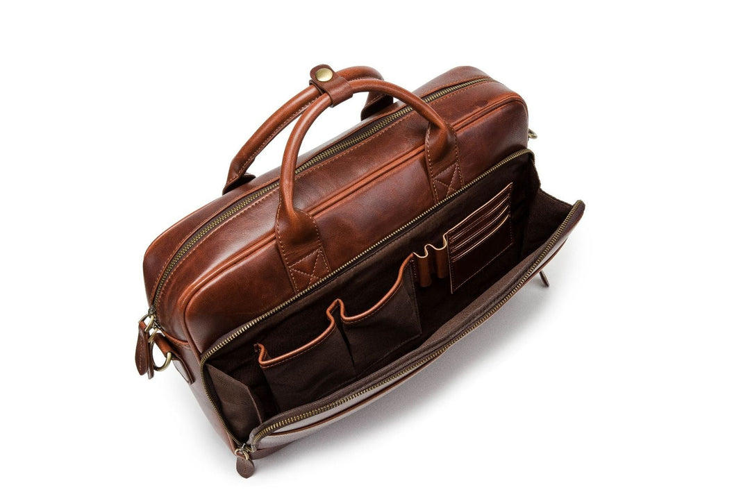 Sacoche business en cuir marron pour homme, sac à bandoulière élégant pour ordinateur portable. Accessoire de travail essentiel.