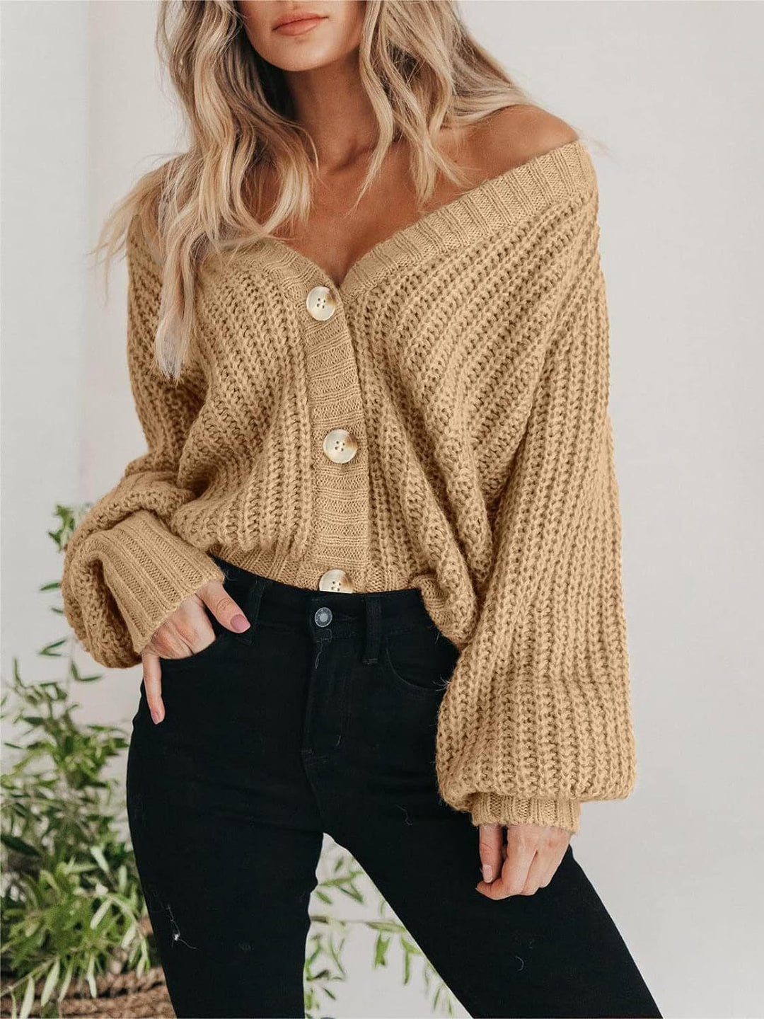 Cardigan femme automnal/hivernal, coupe oversize et manches ballon, pour un style moderne et douillet.