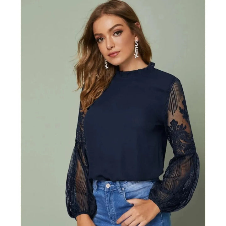 Blouse femme à broderies raffinées et manches longues lanterne, idéale pour une tenue féminine élégante et confortable.