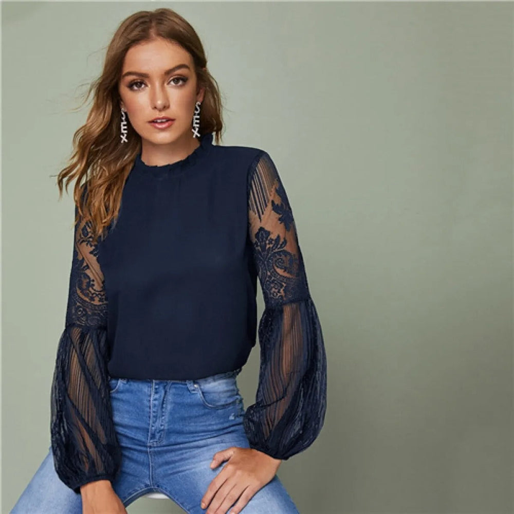 Blouse femme chic avec col volanté et broderies florales. Manches longues lanterne pour un look décontracté élégant.