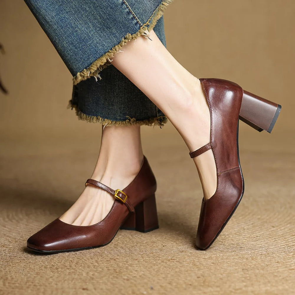 Chaussures femme chics à talon bloc. Un escarpin polyvalent, parfait pour le printemps et l'automne au bureau.
