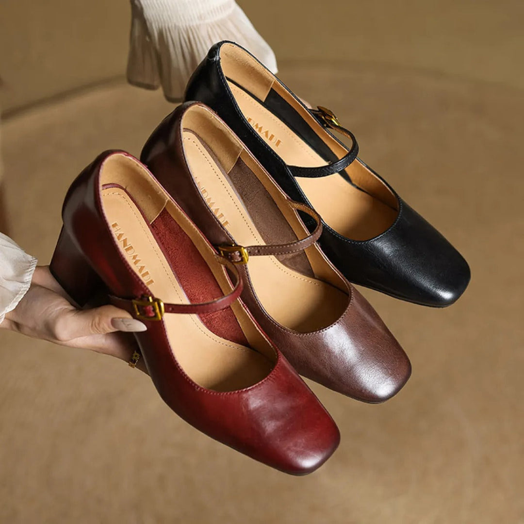 Escarpin femme à talon bloc, design élégant et grand confort. La chaussure mode indispensable pour le bureau.