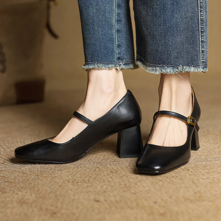 Escarpin femme élégant à talon bloc. Confort et style chic pour le bureau ou les soirées mode.