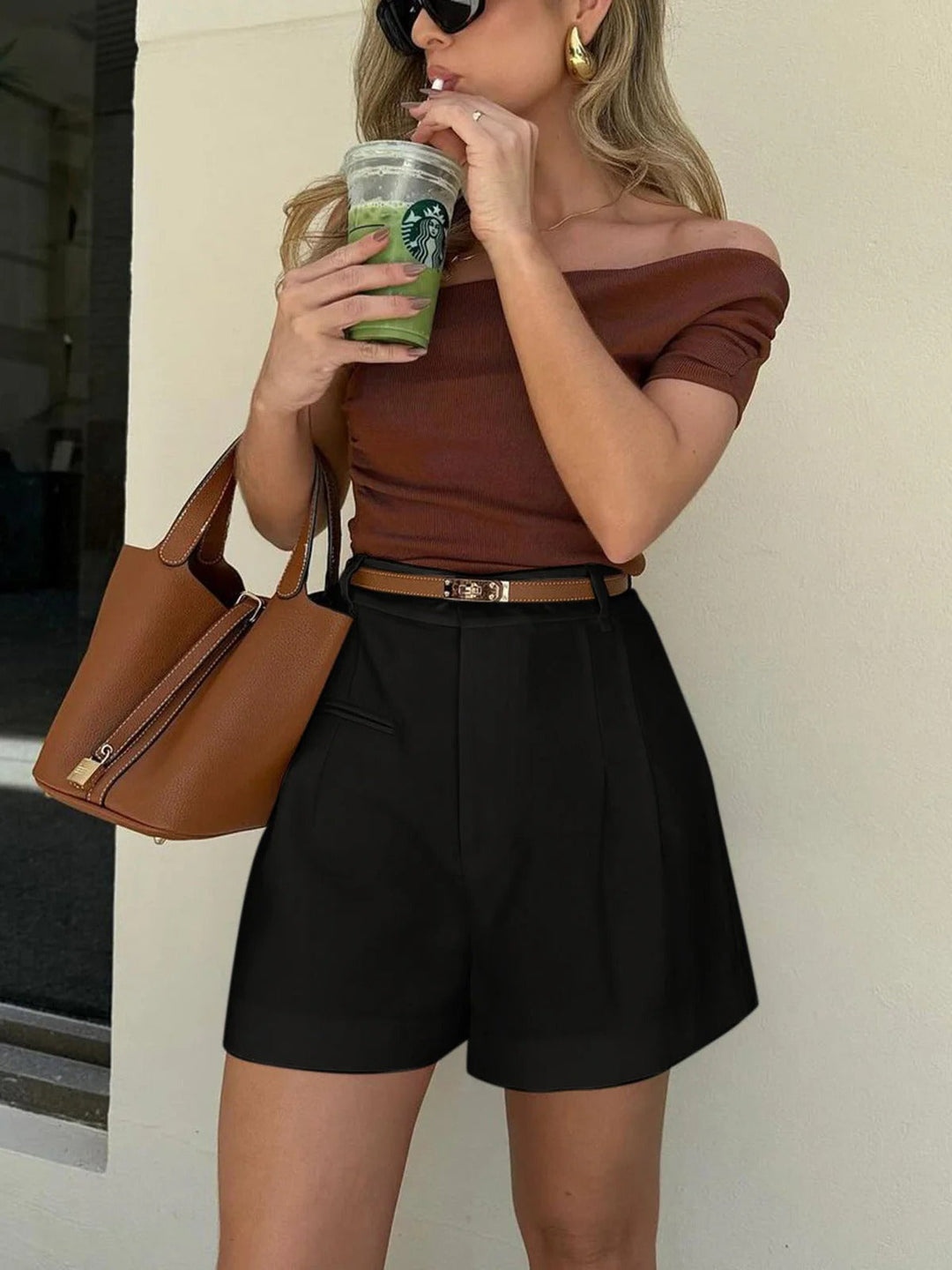 Mode urbaine: short femme jambes larges, élégant et décontracté pour l'été.