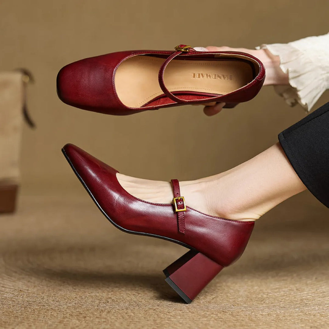 Escarpin femme chic à talon bloc. Confortable et élégant, idéal pour le bureau, une soirée ou un look mode.