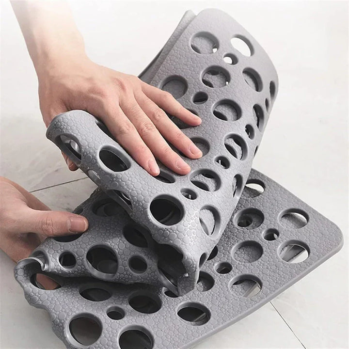 Tapis de douche antidérapant avec texture douce et drainage rapide, parfait pour le confort et l'hygiène en salle de bain.