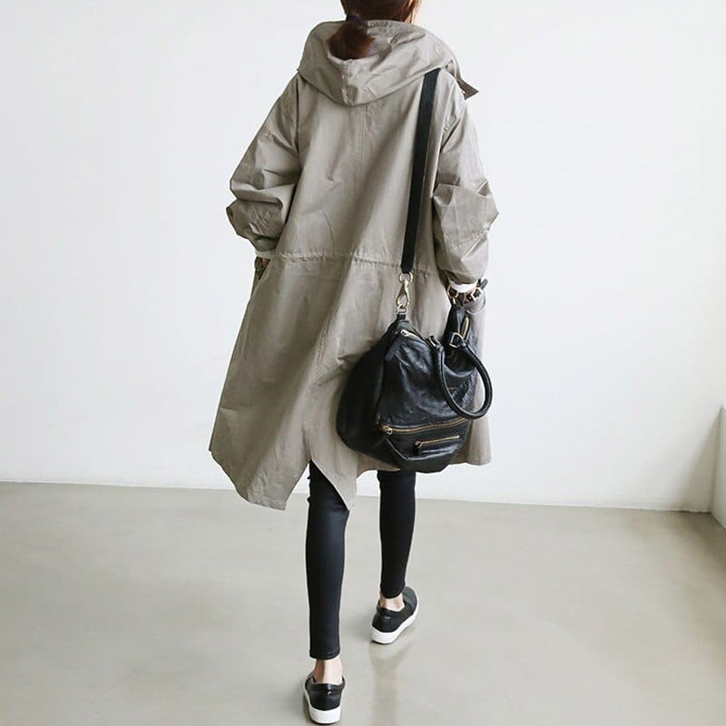 Long trench-coat femme, imperméable pour la pluie. Manteau chic urbain et protection pluie, parfait en ville.