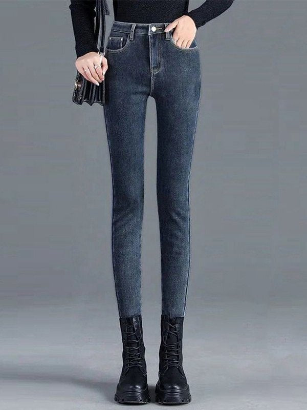 Jean femme tendance pour la saison hivernale, doublure chaude et coupe flatteuse, parfait pour un look casual chic.