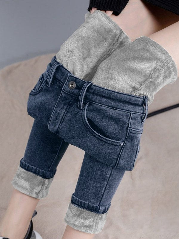 Pantalon jean femme hivernal, coupe droite et douce, offrant chaleur et confort supérieur avec une touche élégante.