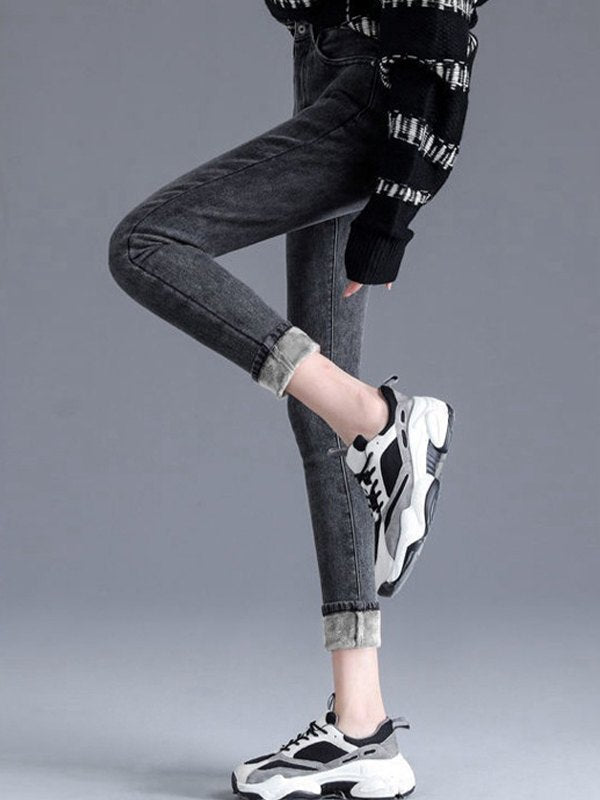 Jean femme décontracté mais élégant, matière douce et chaude, idéal pour affronter le froid de l'hiver avec style.