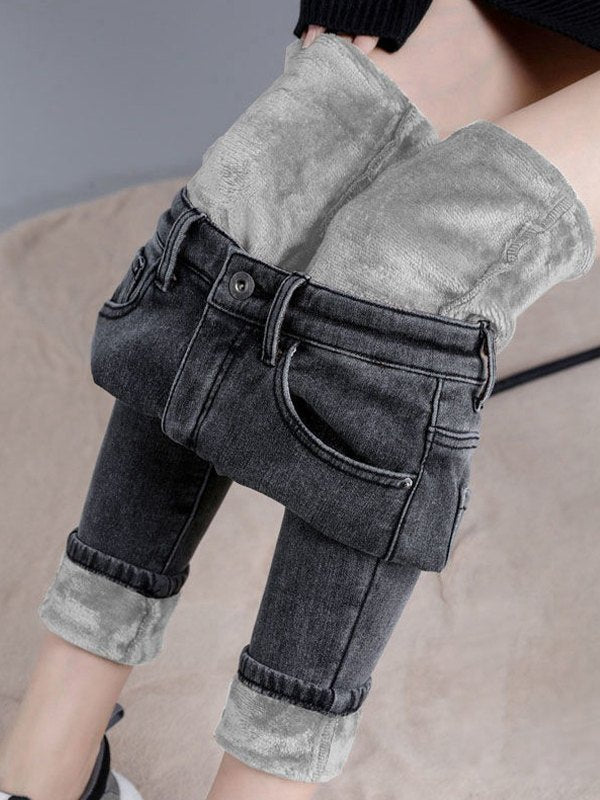 Jean femme chaud et confortable pour l'hiver, couleur denim classique, style élégant et polyvalent au quotidien.