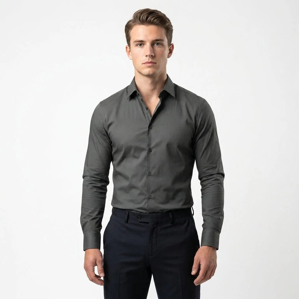 Chemise homme classique élégante à manches longues et col revers, parfaite pour une tenue de bureau ou décontractée chic.