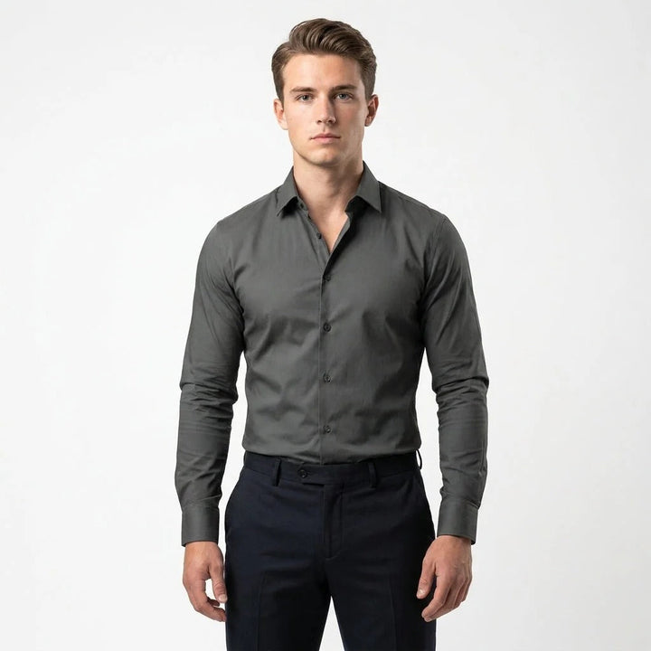 Chemise homme classique élégante à manches longues et col revers, parfaite pour une tenue de bureau ou décontractée chic.
