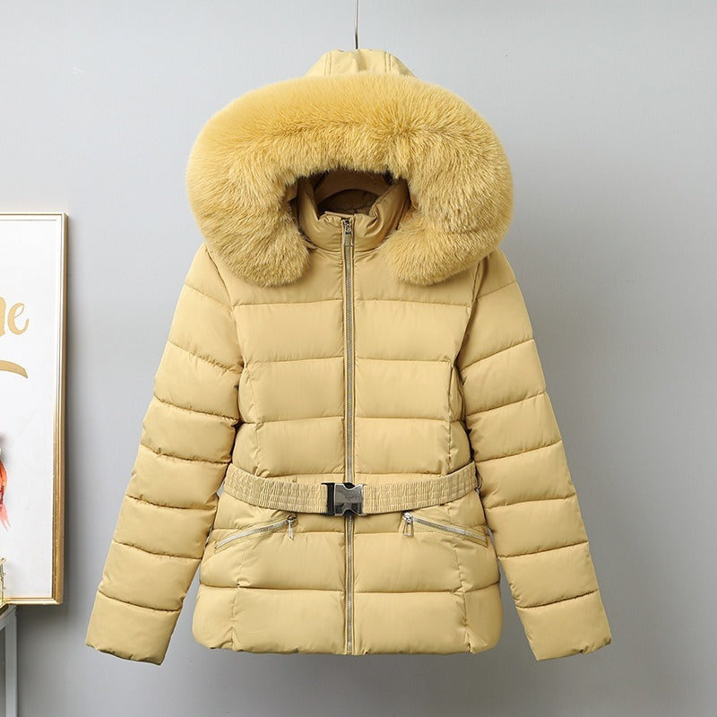 Doudoune femme chaude et ajustée pour mode hivernale. Ceinture amincissante et capuche fourrure chic.