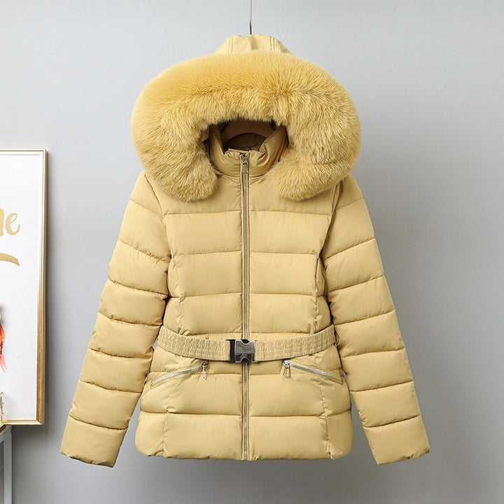 Doudoune femme chaude et ajustée pour mode hivernale. Ceinture amincissante et capuche fourrure chic.