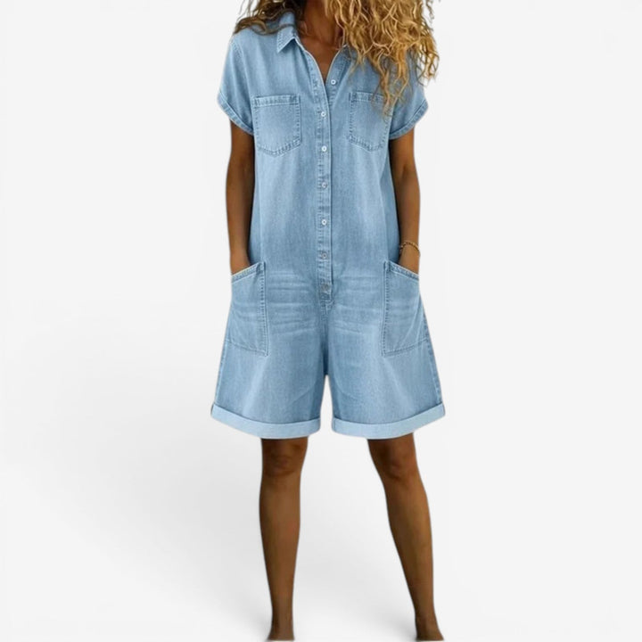 Combinaison short femme élégante avec détails de boutons et poches pratiques. Parfaite pour un look estival.