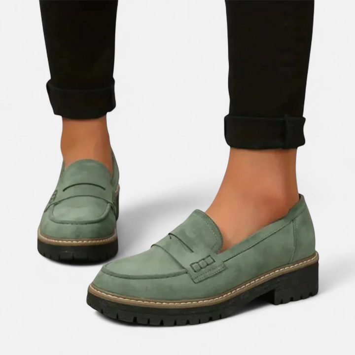 Détail d'un mocassin orthopédique femme, mettant en avant le confort et la semelle à soutien voûte.