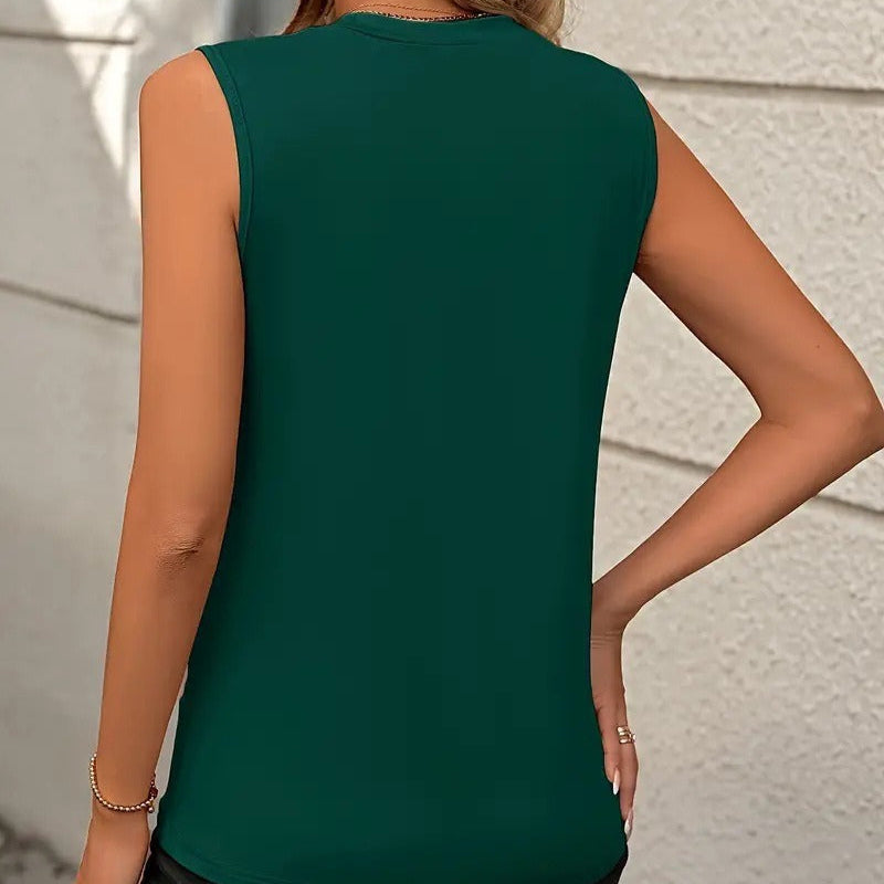 Haut femme chic et minimaliste à col rond, idéal pour un look sophistiqué au quotidien.