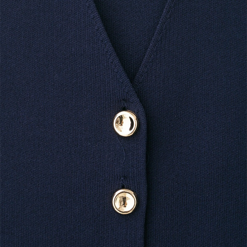 Gilet femme sans manches avec boutons dorés, ajoutant une touche de luxe à votre mode féminine formelle.