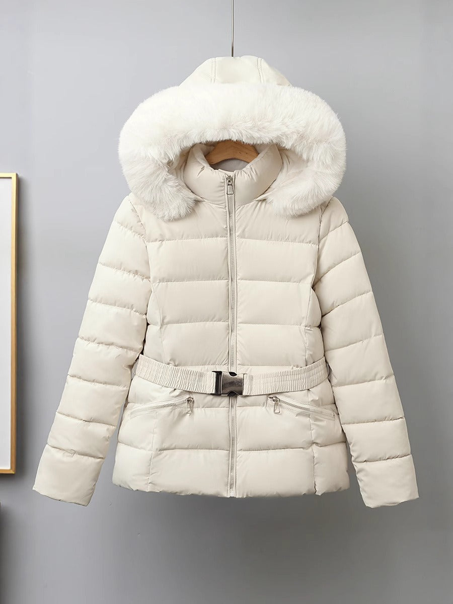 Veste doudoune femme hiver, style élégant, avec ceinture mode et capuche fourrure douillette.