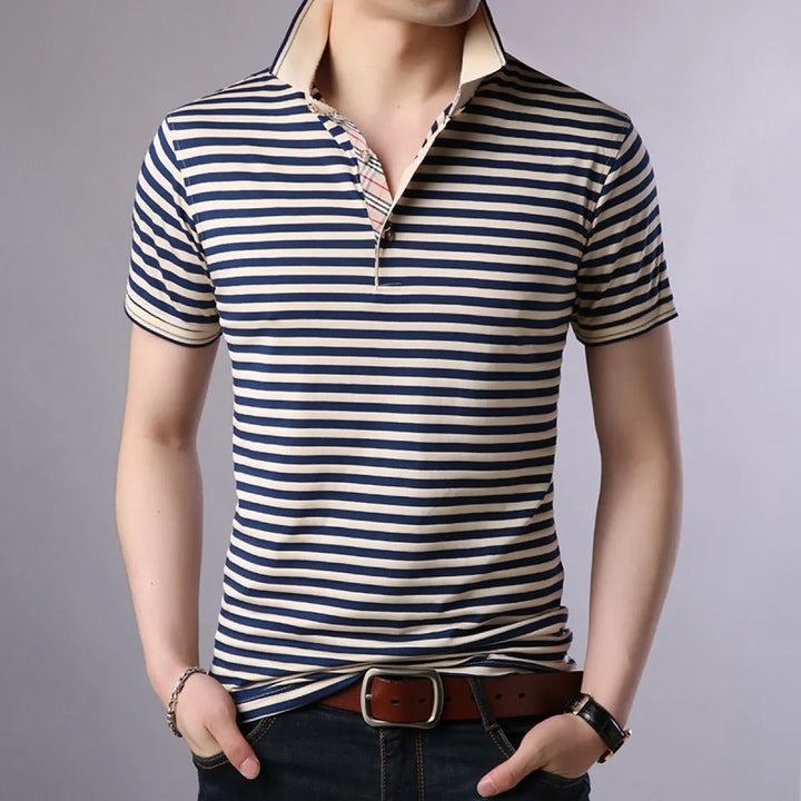Haut polo homme rayures, col ouvert chic. Idéal pour l'été, confort et élégance décontractée. Mode masculine estivale.