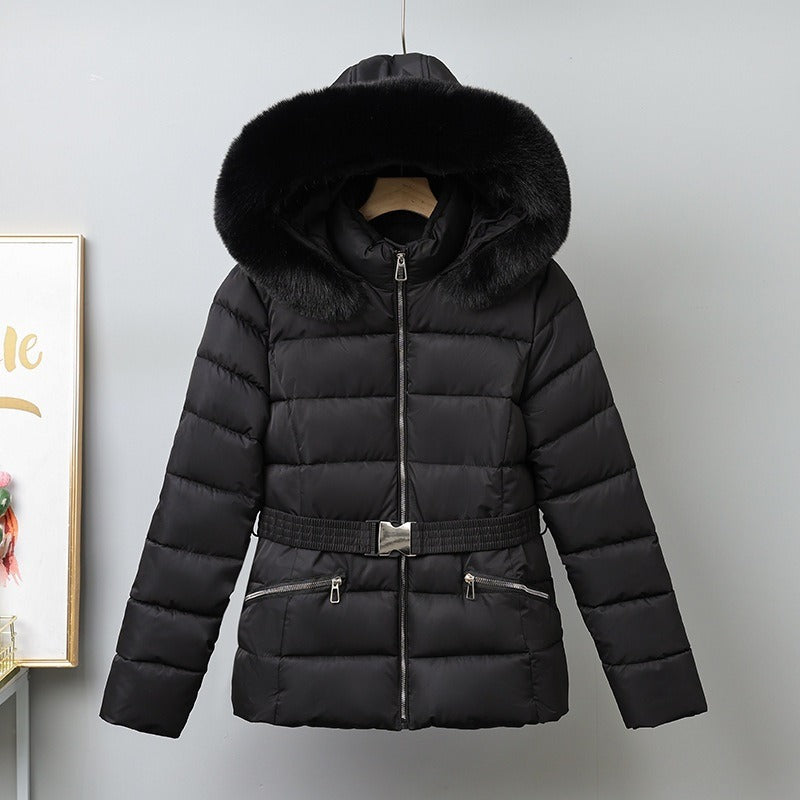 Doudoune femme cintrée hiver, ceinture ajustable, capuche fourrure. Veste chaude et élégante.
