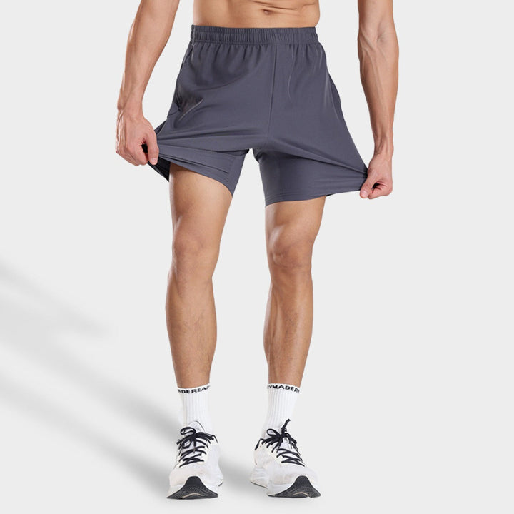 Vue de près du tissu technique d'un short de sport homme, offrant confort et respirabilité pour l'entraînement intensif.