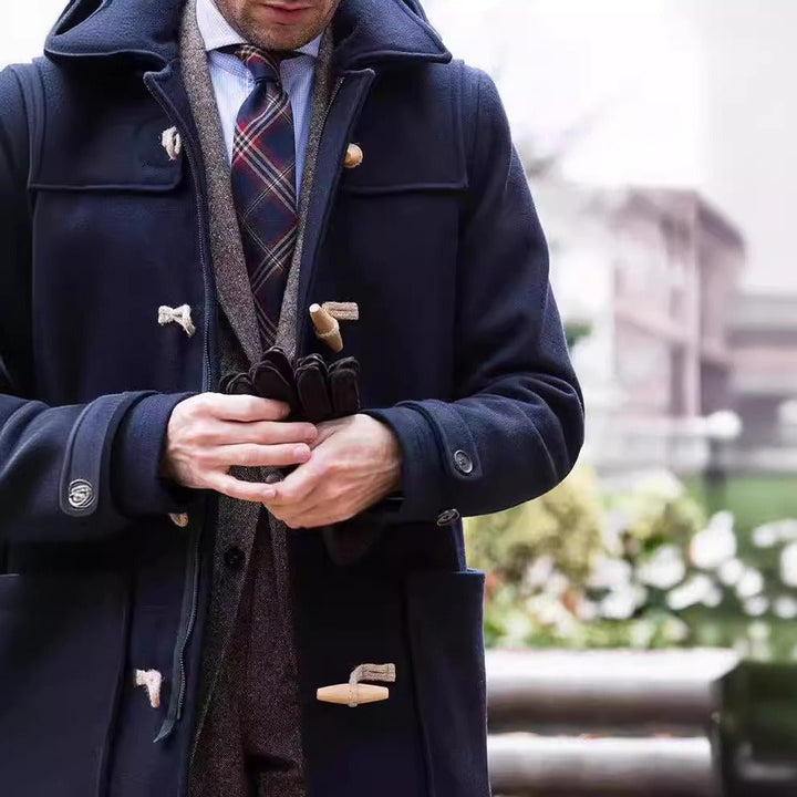 Trench homme chic à capuche avec brandebourg, mi-long. Polyvalent et chaud pour l'hiver, look élégant.