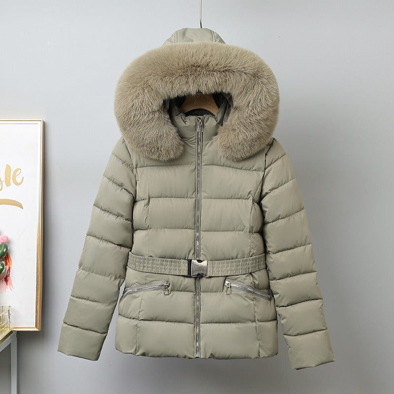 Manteau doudoune femme chic pour l'hiver, coupe cintrée, capuche amovible avec fausse fourrure.