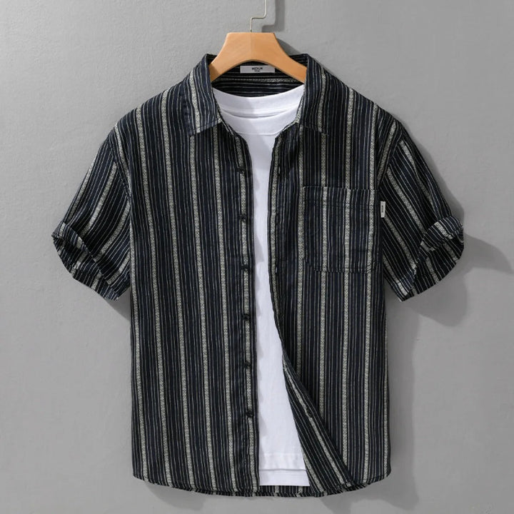 Chemise homme à manches courtes, décontractée et légère, avec rayures tendance. Parfaite pour l'été et un look confortable.
