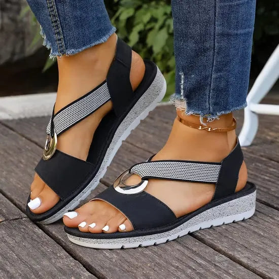 Sandales d'été femme, modèle peep-toe très tendance. Légères, confortables et élégantes avec leur boucle décorative.