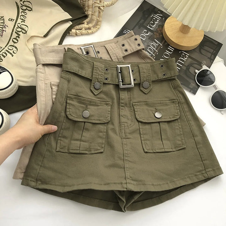 Élégant short cargo vert pour femme, taille haute, parfait pour une tenue décontractée et pratique en été.